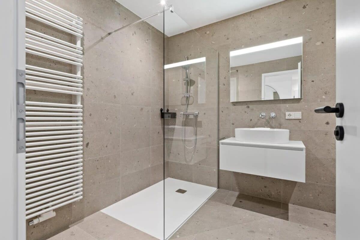 Ferienwohnung Luxurious 2Br Apt With Balcony In Luxemburg Exterior foto